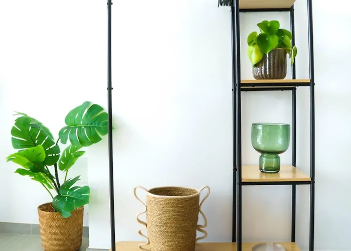 Golden Plaza Apartment *